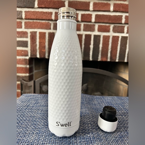 College of the Holy Cross 17oz/500ml S’Well Bottle with bumper and travel handle - Picture 2 of 9